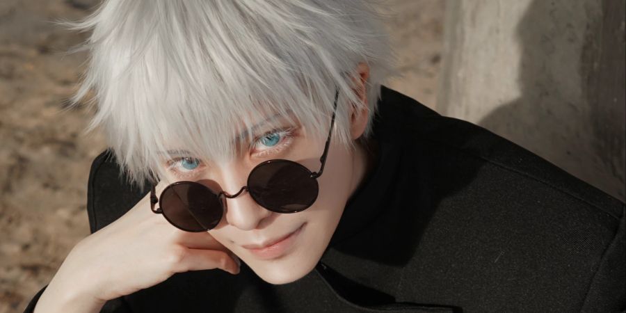 Cosplay-Star Hakken mit Brille