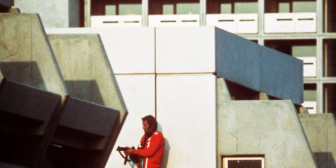 Ein bewaffneter Polizeibeamter im Trainingsanzug sichert am 05.09.1972 im Olympischen Dorf in München den Block, wo Terroristen die israelischen Geiseln festhalten. Ein bewaffneter Polizeibeamter im Trainingsanzug sichert am 05.09.1972 im Olympischen Dorf in München den Block, wo Terroristen die israelischen Geiseln festhalten.