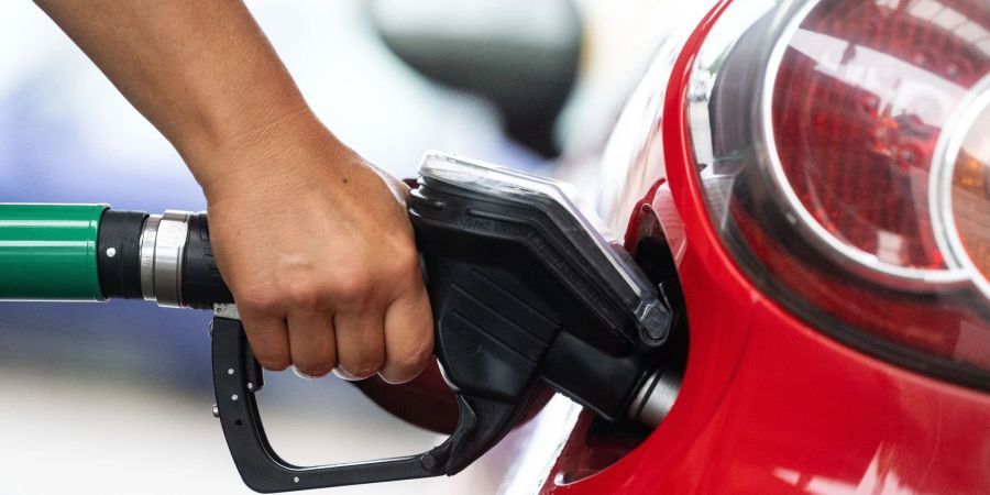 Tanken wird wieder teurer:  In der Nacht vom 31. August auf den 1. September endet eine vorübergehende Senkung der Energiesteuer auf das von der EU vorgegebene Mindestmass.