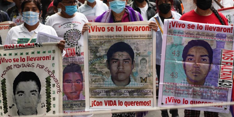 Demonstranten in Mexiko-Stadt fordern Gerechtigkeit für die 43 verschwundenen Ayotzinapa-Studenten.