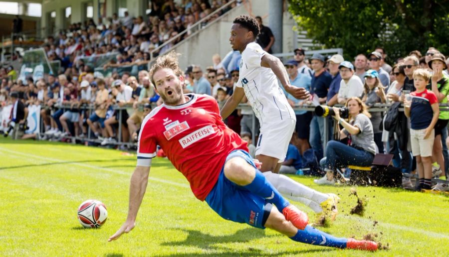 Chams Nico Siegrist rutscht im Zweikampf mit Jonathan Okita vom FCZ aus.