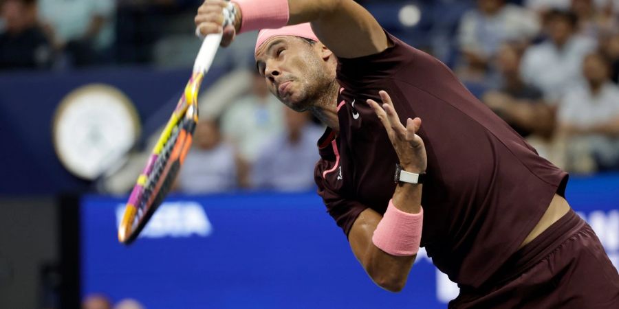 Der Spanier Rafael Nadal schlägt auf.