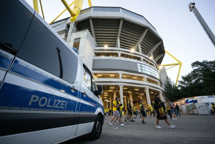 Die Polizei sicherte das Stadion und bat die Zuschauer drinnen zu bleiben.