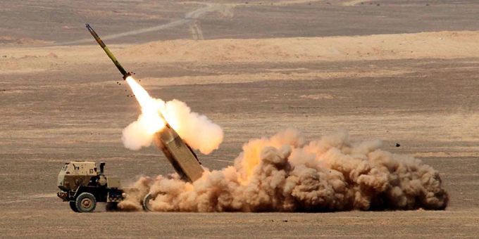 Der US-Raketenwerfer HIMARS (High Mobility Artillery Rocket System) beim Abschuss einer Rakete: Der Westen leistet Militärhilfe. Der US-Raketenwerfer HIMARS (High Mobility Artillery Rocket System) beim Abschuss einer Rakete: Der Westen leistet Militärhilfe.