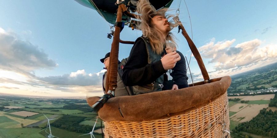 Der Hamburger Musiker Johannes «Johnny» Ritter spielt im Korb eines Heissluftballons 327 Meter über dem Festivalgelände des Wacken Open Air ein Luftgitarren-Solo.