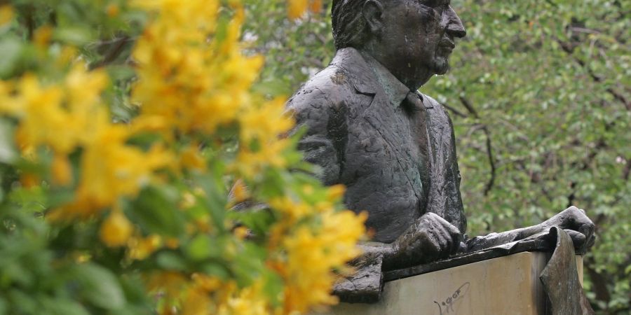 Von Regen nass glänzt die Bronzebüste des Philosophen Karl Jaspers (1883-1969) in einer Parkanlage in seiner Geburtsstadt Oldenburg.