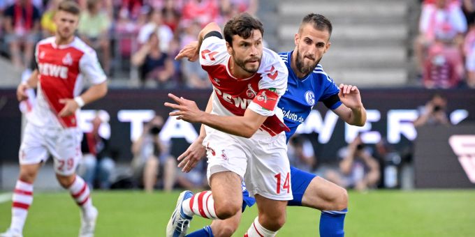 Jonas Hector (1. FC Köln) gegen Dominick Drexler (Schalke) in der Bundesliga. FC Köln Schalke Bundesliga