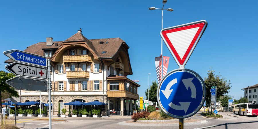 Der Strassenkreisel im Dorfzentrum von Tafers. Im Hintergrund links das Hotel Restaurant Taverna an der Freiburgstrasse 2.