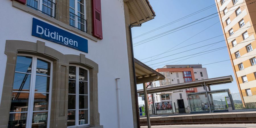 Der SBB Bahnhof Düdingen.