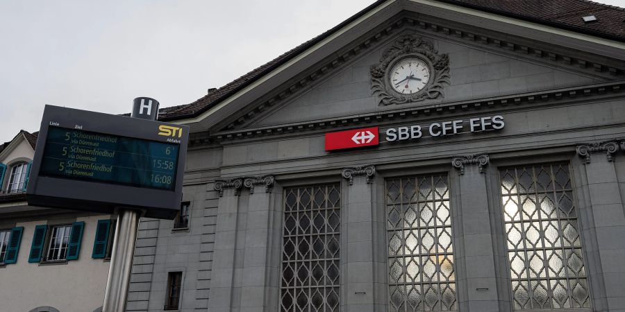 Der Bahnhof Thun mit Abfahrtstafel der STI.