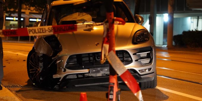 33-Jähriger verhaftet - Zürich: Porsche-Fahrer mäht Strassenschild um