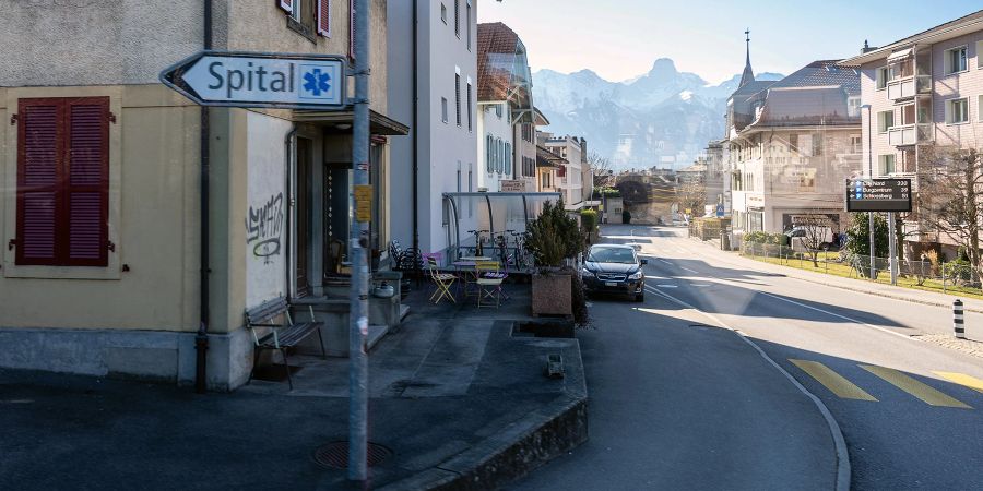 Ein Wegweiser zum Spital in Thun.
