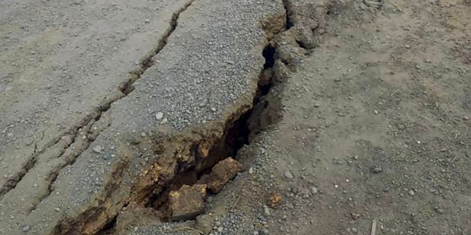 Die Erde ist nach dem Erdbeben in Papua Neuguinea gespalten. Erde