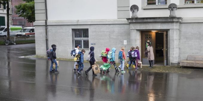 Ein Klasse betritt das Schulhaus, am Tag der Wiedereröffnung der Lorraineschule, am Montag, 11. Mai 2020 in Bern. Die Schulen wurden nach Ausbruch der Corona-Pandemie am 16. März geschlossen. Schule Pandemie geschlossen