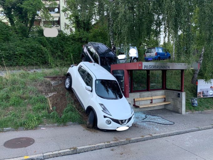 Beide Fahrzeuge wurden stark beschädigt. Schaffhausen