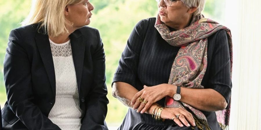 Innenministerin Nancy Faeser (links) und Kulturstaatsministerin Claudia Roth