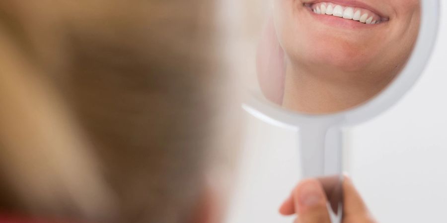Zigaretten sind nicht hilfreich für ein schönes Lächeln. Denn wer raucht, riskiert nicht nur Zahnverfärbungenn, sondern auch Probleme mit dem Zahnfleisch und Karies.