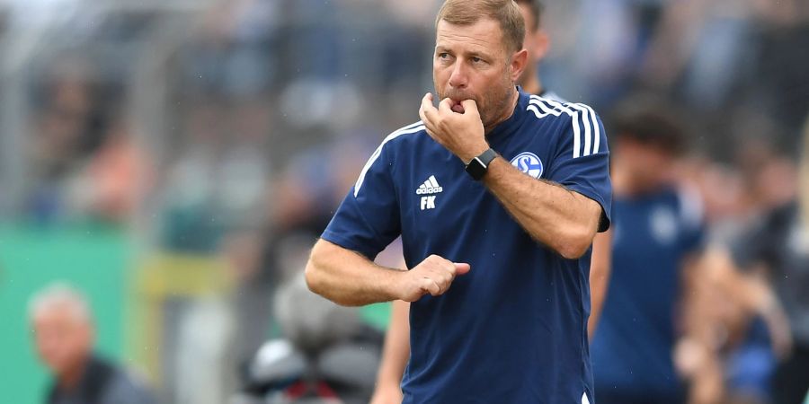 Schalke-Trainer Frank Kramer trifft mit seinem Team auf den VfL Wolfsburg.