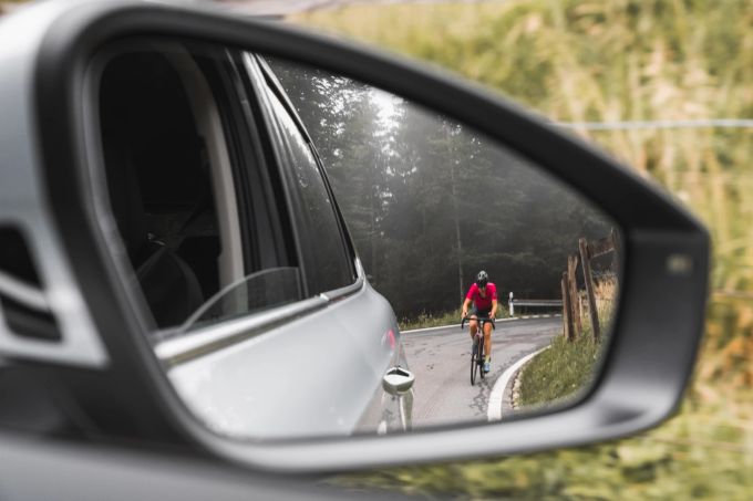Monika Sattler im Blick des Support-Fahrzeugs Monika Sattler auf dem Velo
