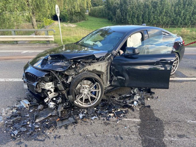Eine Ambulanz brachte den 26-jährigen Lenker zur Kontrolle ins Spital. Eine Ambulanz brachte den 26-Jährigen ins Spital.