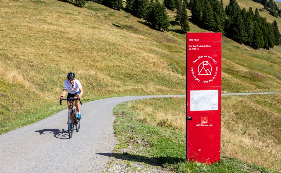 Monika Sattler auf dem Velo