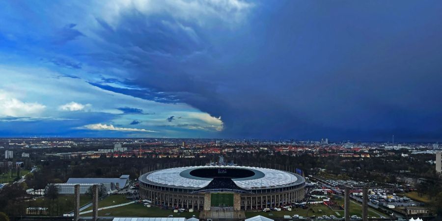 Ein dunkles Wolkenband zieht über das Berliner Olympiastadion.