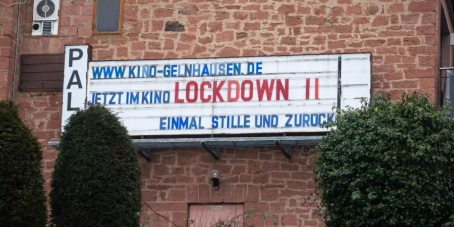 Mit dem Slogan «Lockdown II - Einmal Stille und zurück» an einer Leuchttafel machen die Inhaber eines Kinos im hessischen Gelnhausen auf die coronabedingte Schliessung des Lichtspielhauses aufmerksam. Foto: Frank Rumpenhorst/dpa