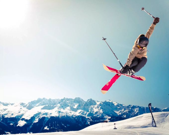 Spass im Schnee. Skifahrer