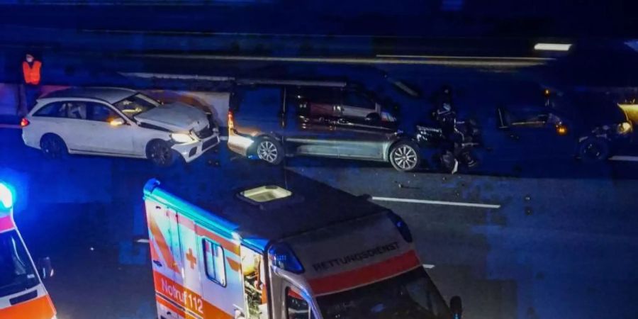 Rettungskräfte arbeiten an einer Unfallstelle mit mehreren PKWs auf der A8. Foto: Dettenmeyer/dpa