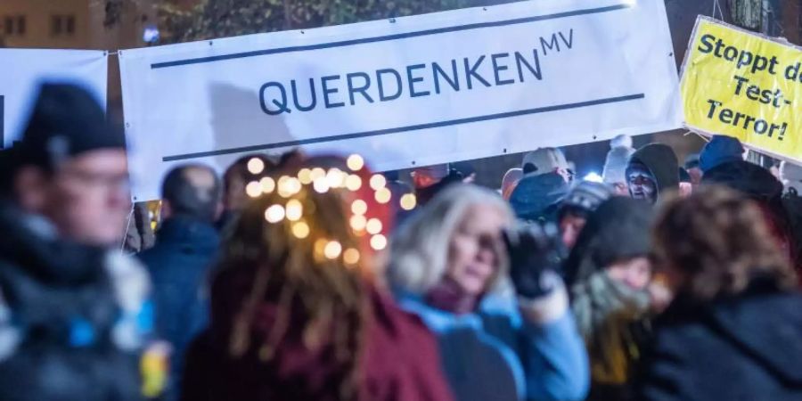 Im Stadtzentrum von Schwerin treffen sich Teilnehmer einer Demonstration gegen die Corona-Beschränkungen. Foto: Jens Büttner/dpa-Zentralbild/dpa