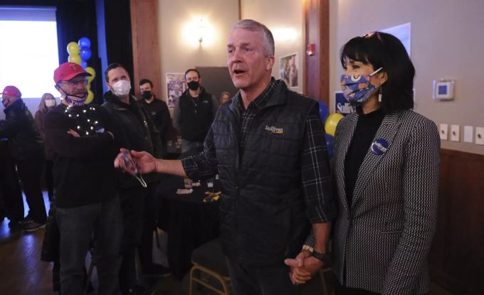 Der republikanische Senator Dan Sullivanmit seiner Frau in Anchorage, Alaska. Election 2020 Senate Sullivan