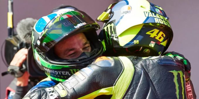 Valentino Rossi (re.) umarmt Franco Morbidelli. Franco Morbidelli Valentino Rossi