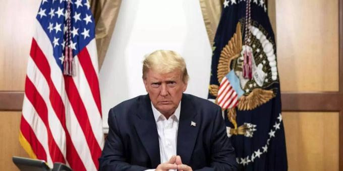 Donald Trump im Walter-Reed-Militärkrankenhaus. Der US-Präsident beschwert sich darüber, dass die Medien nicht angemessen über seine Nominierung zum Friedensnobelpreis berichten. Foto: Tia Dufour/The White House/AP/dpa Donald Trump im Walter-Reed-Militärkrankenhaus. Der US-Präsident beschwert sich darüber, dass die Medien nicht angemessen über seine Nominierung zum Friedensnobelpreis berichten. Foto: Tia Dufour/The White House/AP/dpa