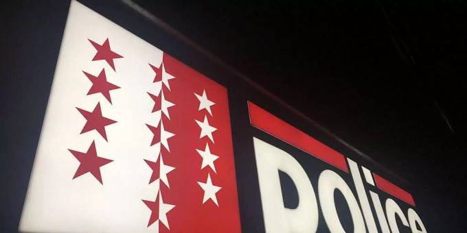 Die Kantonspolizei hat einen mutmasslichen geständigen Täter nach zwei Raubüberfällen im August in der Innenstadt von Sitten inzwischen verhaftet. Die Kantonspolizei hat einen mutmasslichen geständigen Täter nach zwei Raubüberfällen im August in der Innenstadt von Sitten inzwischen verhaftet.