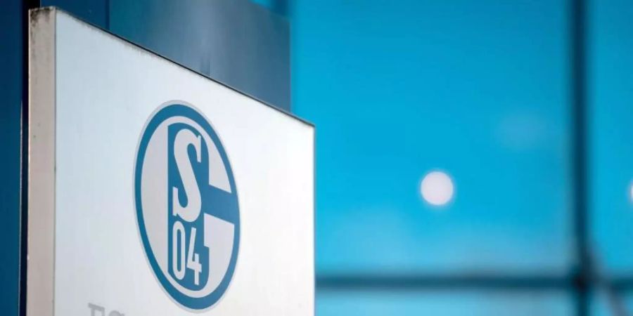 Der angeschlagene Bundesligist FC Schalke 04 lehnt finanzielle Hilfen von Tönnies ab. Foto: Fabian Strauch/dpa