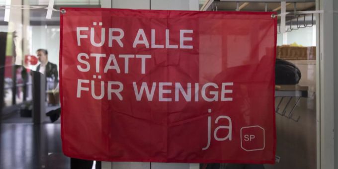 Fahne der SP bei einer Delegiertenversammlung 2015. SP