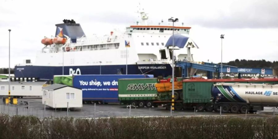 Polizisten patrouillieren im Hafen von Larne. In Nordirland kommt es zu Engpässen bei Lebensmitteln. Foto: Peter Morrison/AP/dpa