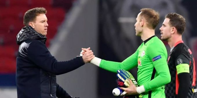 Leipzigs Torwart Peter Gulacsi (M) und Leipzigs Trainer Julian Nagelsmann geben sich nach dem Spielende die Hand. Foto: Marton Monus/dpa Leipzigs Torwart Peter Gulacsi (M) und Leipzigs Trainer Julian Nagelsmann geben sich nach dem Spielende die Hand. Foto: Marton Monus/dpa