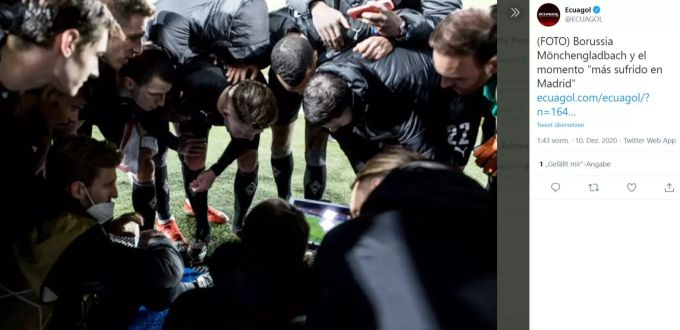 Die Spieler von Borussia Mönchengladbach schauen sich die Schlussminuten zwischen Schachtar Donezk und Inter Mailand auf dem Tablet an. Borussia Mönchengladbach