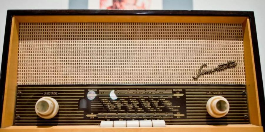 Das Quelle-Radiogerät Simonetta Stereo-Grosssuper ST 6501 stammt aus dem Jahr 1965. Foto: Daniel Karmann/dpa