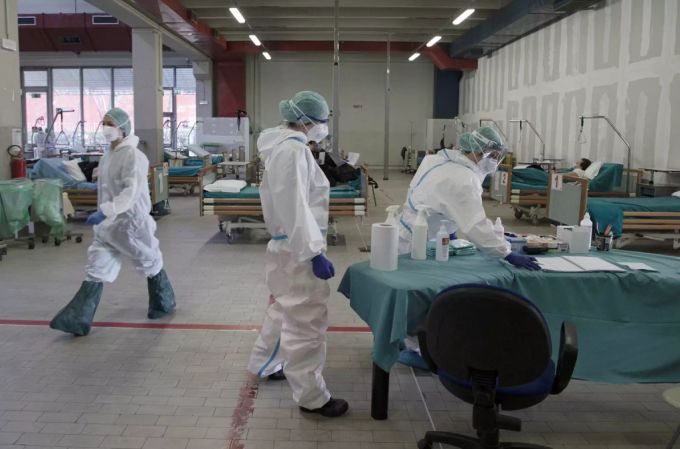 Solche Bilder werden in Erinnerung bleiben, denkt Alain Berset: Medizinisches Personal in Schutzanzügen richtet eine Bettenstation in der Wäscherei eines Spitals ein, im norditalienischen Br Spital Brescia Coronavirus