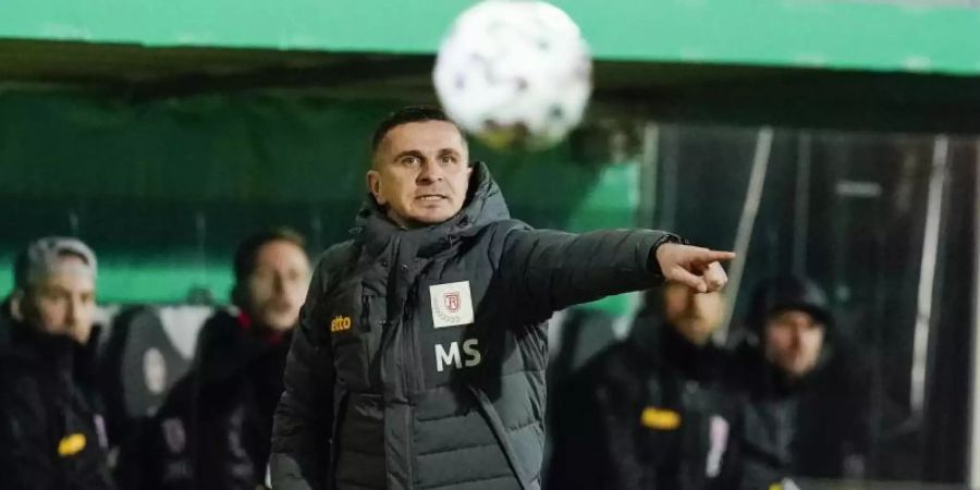 Trainer Mersad Selimbegovic gibt die Richtung vor - für Jahn Regensburg geht es ins DFB-Pokal-Achtelfinale. Foto: Uwe Anspach/dpa