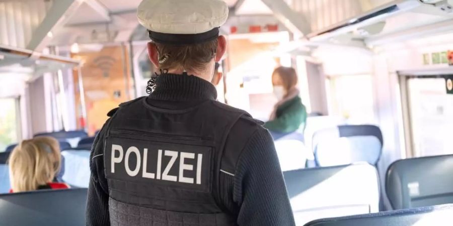 Gemeinsam mit der Bundespolizei will die Deutsche Bahn in der Weihnachstzeit verstärkt kontrollieren, ob Fahrgäste eine Maske tragen. Foto: Sebastian Gollnow/dpa