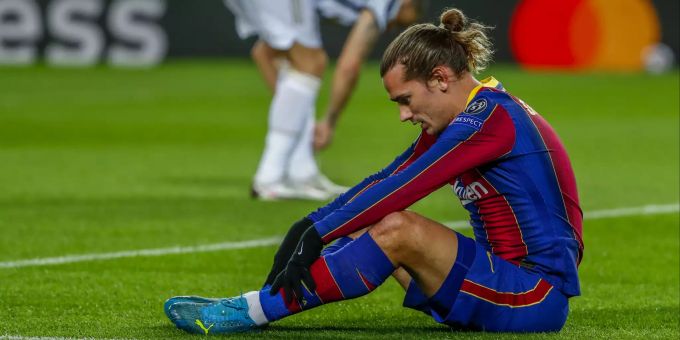 Antoine Griezmann (FC Barcelona) sitzt im Spiel gegen Juventus Turin in der Champions League auf dem Boden. Antoine Griezmann FC Barcelona