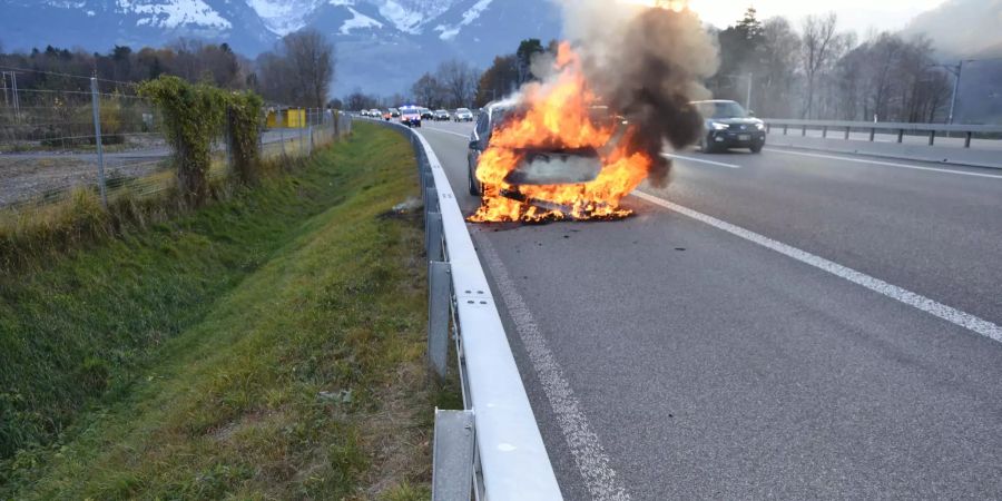 Auto in Vollbrand
