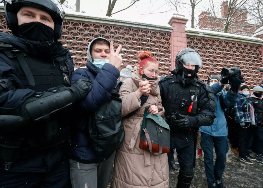 Auch halten sie Demonstranten fest, die in der Nähe des Matrosskaya Tishina Gefängnisses sind, in dem Nawalny in Untersuchungshaft gehalten wird.