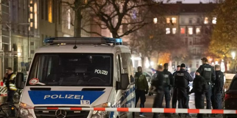 Polizisten stehen auf einer abgesperrten Kreuzung im Berliner Stadtteil Kreuzberg. Foto: Christophe Gateau/dpa
