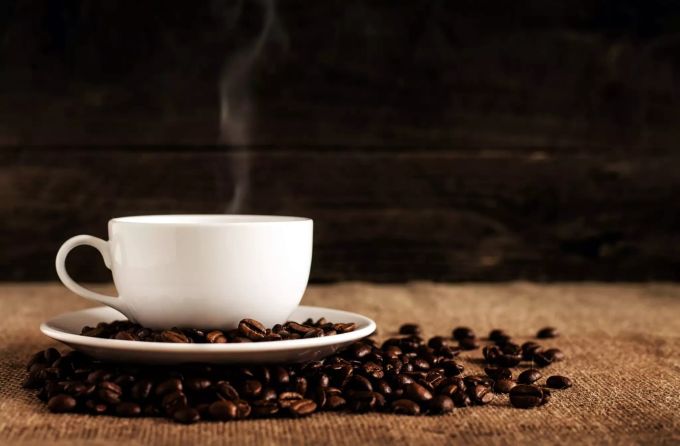 Kaffee ist nicht gut für den Cortisolspiegel. Tasse Kaffee