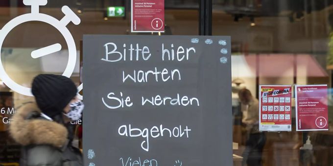 Zum Schutz vor dem Coronavirus ist die Anzahl Personen in den Läden beschränkt. Einige Firmen holen ihre Kunden draussen ab. (Archivbild) Zum Schutz vor dem Coronavirus ist die Anzahl Personen in den Läden beschränkt. Einige Firmen holen ihre Kunden draussen ab. (Archivbild)