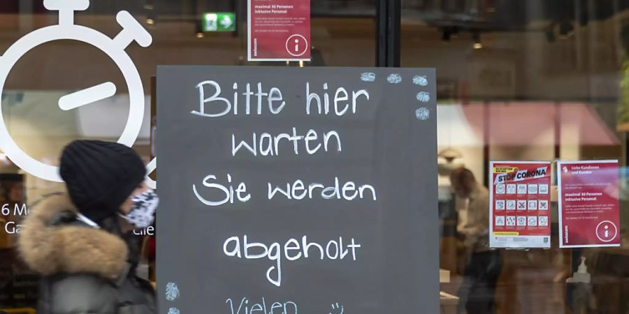 Zum Schutz vor dem Coronavirus ist die Anzahl Personen in den Läden beschränkt. Einige Firmen holen ihre Kunden draussen ab. (Archivbild)